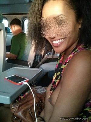 飛行機の中でオッパイをポロリする女たち